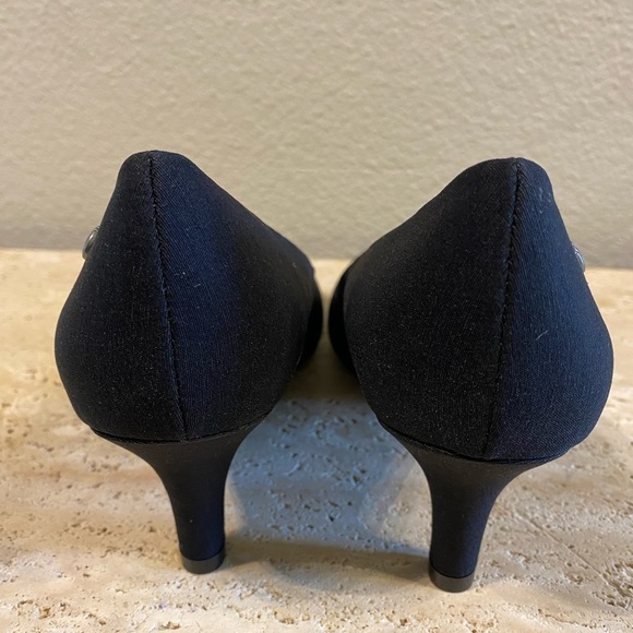 Life Stride Parigi Pumps in black fabric.
Brand new, synthetic upper size 7 - Picture 3 of 8